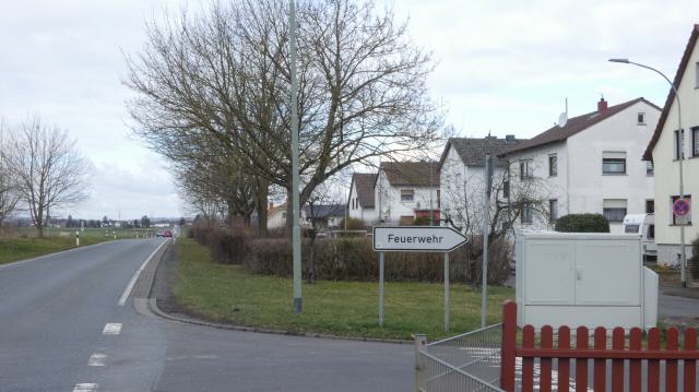 Einfach auf das Schild Feuerwehr achten.